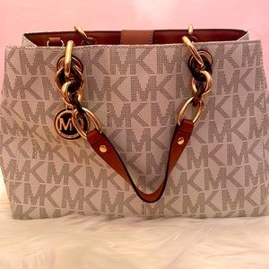 Like new MK Cynthia purse with crossbody strap. Used once.